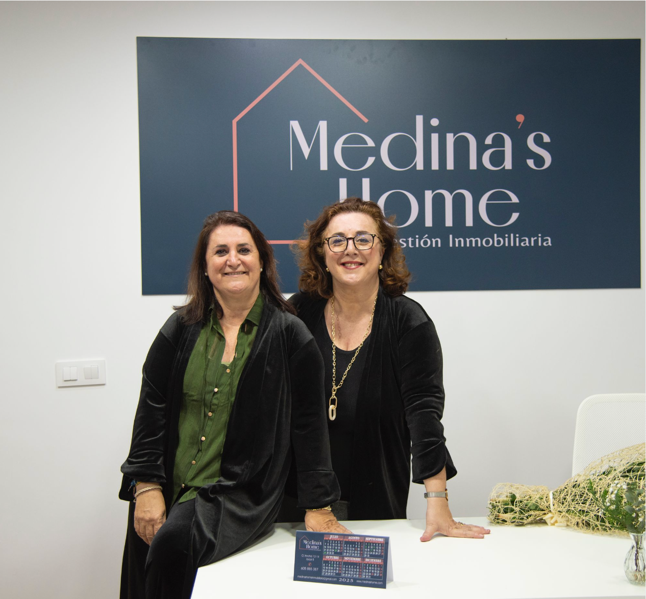 Paola y Anabel Medinas Fosela en la oficina de Medina’s Home en Algeciras